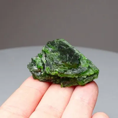 Chromdiopsid přírodní minerál top kvalita 32g, Rusko