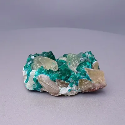 Dioptas natürliche Kristalle 63,5g, Kongo | MINERALS-STONES