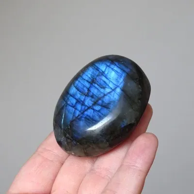 Labradorit leštěný - hmatka 101g, Madagaskar | MINERALS-STONES®
