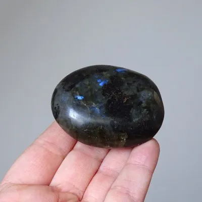 Labradorit leštěný - hmatka 101g, Madagaskar | MINERALS-STONES®