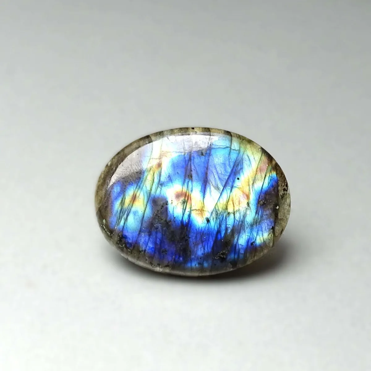 Labradorit-Cabochon, natürlich poliert 11,9 g, Madagaskar