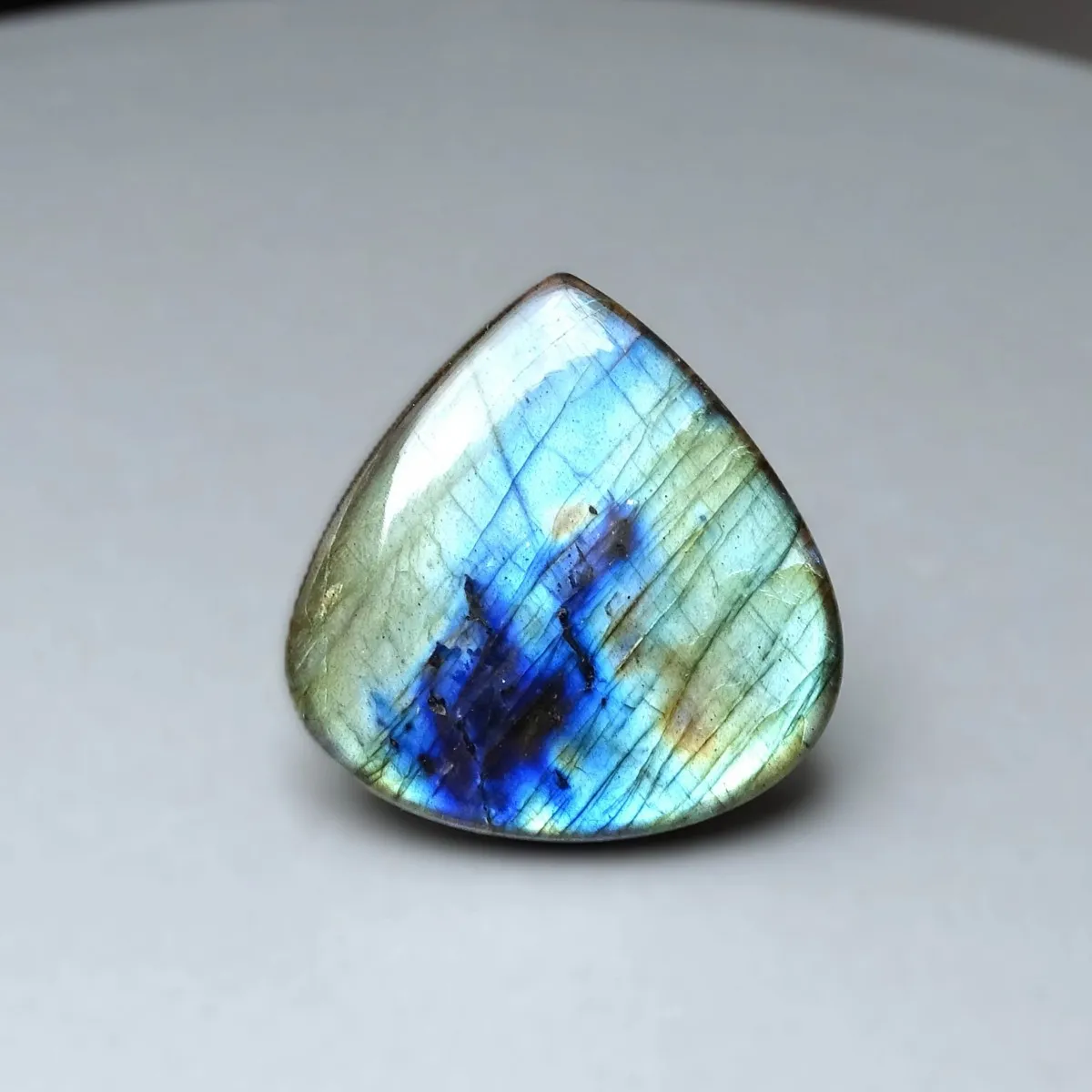 Labradorit-Cabochon, natürlich poliert 20,3g, Madagaskar