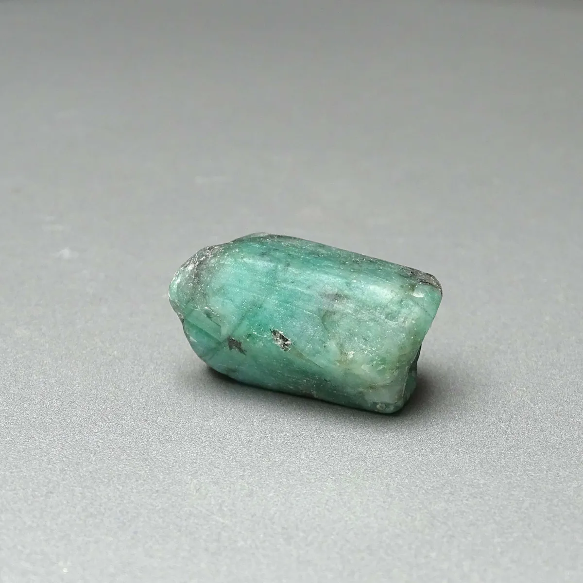 Smaragd přírodní krystal 10,4g, Zambie, MINERALS-STONES®