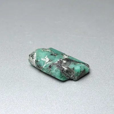 Naturgeschliffener Smaragd 9,6g, Sambia, MINERALS-STONES