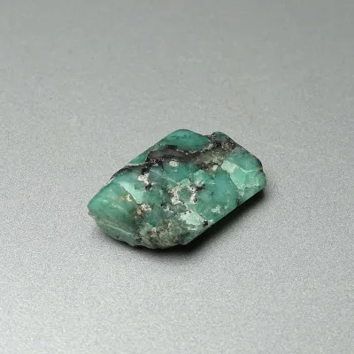 Naturgeschliffener Smaragd 9,6g, Sambia, MINERALS-STONES
