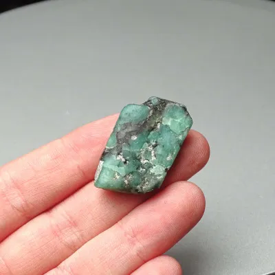 Smaragd přírodní krystal 9,6g, Zambie, MINERALS-STONES®