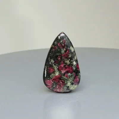 Eudialyt leštěný kabošon 15,1g, Rusko | MINERALS-STONES®