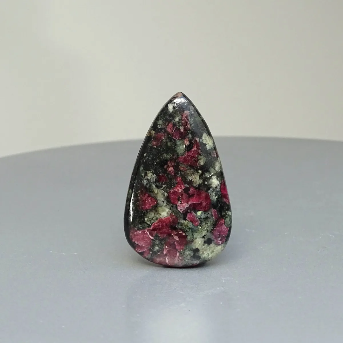 Eudialyt leštěný kabošon 15,1g, Rusko | MINERALS-STONES®