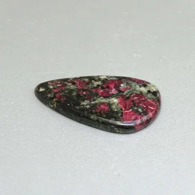 Eudialyt leštěný kabošon 15,1g, Rusko | MINERALS-STONES®