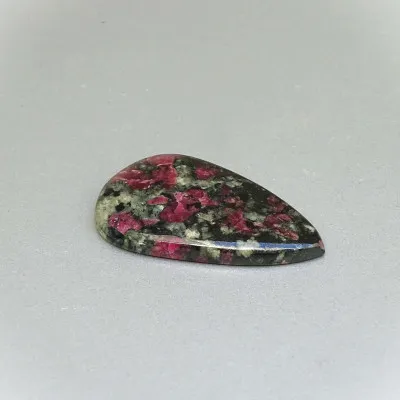 Eudialyt leštěný kabošon 15,1g, Rusko | MINERALS-STONES®