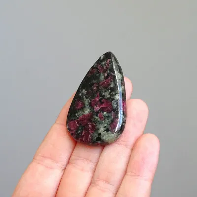Eudialyt leštěný kabošon 15,1g, Rusko | MINERALS-STONES®