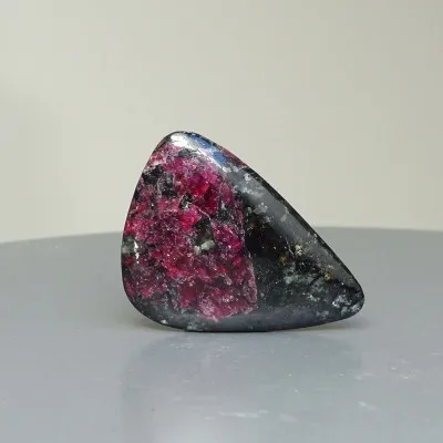 Eudialyt polierter Cabochon 16.9g, Russland | MINERALS-STONES