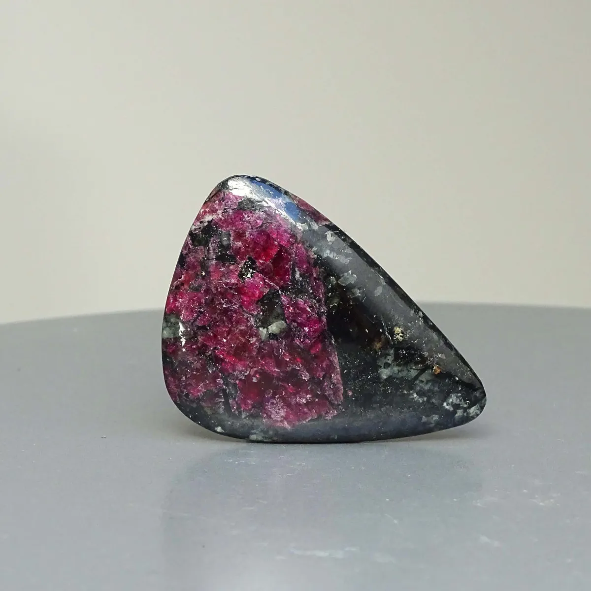 Eudialyt leštěný kabošon 16,9g, Rusko | MINERALS-STONES®