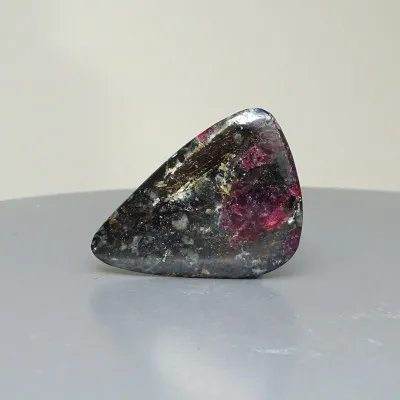 Eudialyt leštěný kabošon 16,9g, Rusko | MINERALS-STONES®