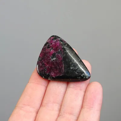 Eudialyt leštěný kabošon 16,9g, Rusko | MINERALS-STONES®