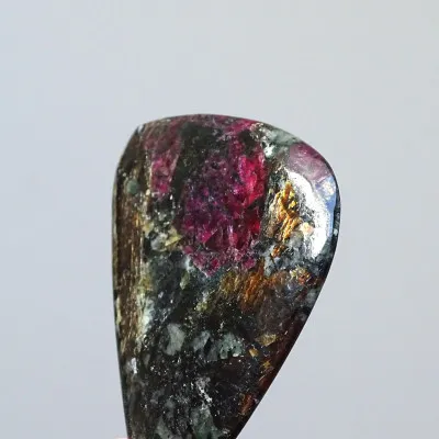 Eudialyt leštěný kabošon 16,9g, Rusko | MINERALS-STONES®