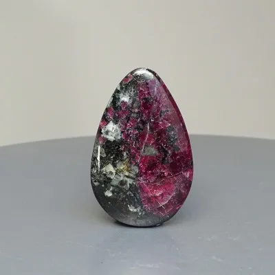 Eudialyt polierter Cabochon 13.5g, Russland | MINERALS-STONES