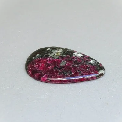 Eudialyt polierter Cabochon 13.5g, Russland | MINERALS-STONES