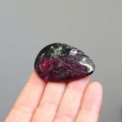 Eudialyt polierter Cabochon 13.5g, Russland | MINERALS-STONES