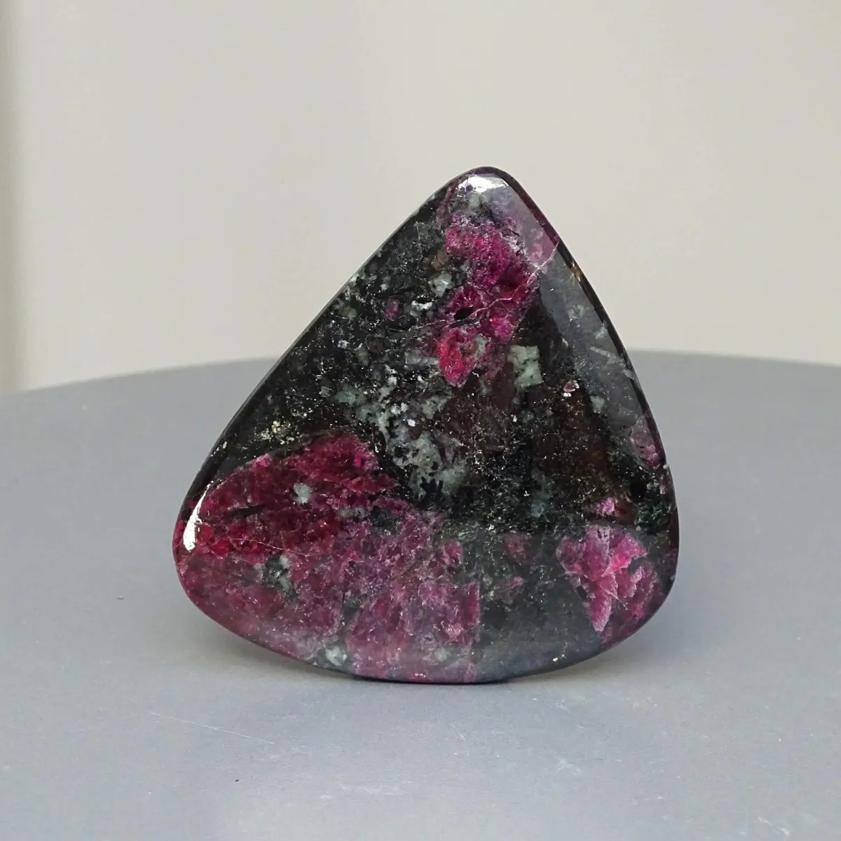 Eudialyt leštěný kabošon 24,4g, Rusko | MINERALS-STONES®