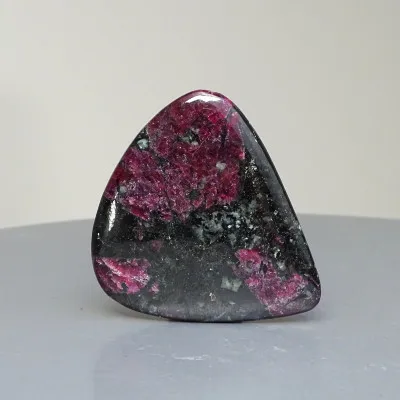 Eudialyt polierter Cabochon 24,4g, Russland | MINERALS-STONES