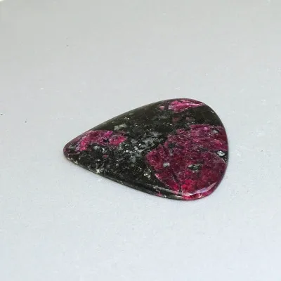 Eudialyt leštěný kabošon 24,4g, Rusko | MINERALS-STONES®