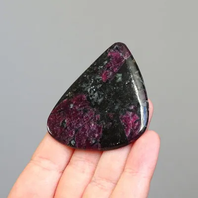Eudialyt polierter Cabochon 24,4g, Russland | MINERALS-STONES