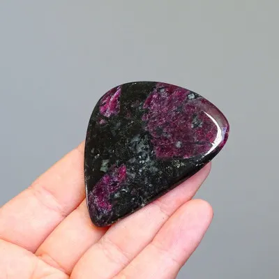 Eudialyt leštěný kabošon 24,4g, Rusko | MINERALS-STONES®