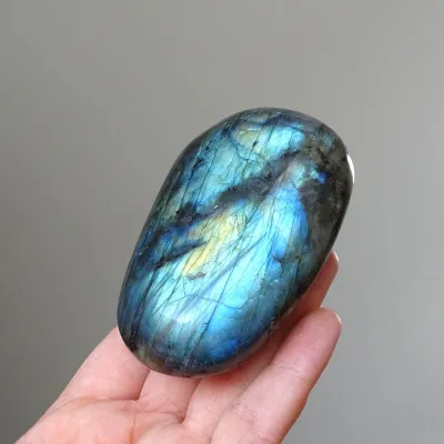 Labradorit leštěný - hmatka 228g, Madagaskar | MINERALS-STONES®