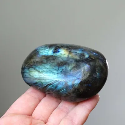 Labradorit leštěný - hmatka 228g, Madagaskar | MINERALS-STONES®
