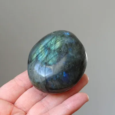 Labradorit leštěný - hmatka 129g, Madagaskar | MINERALS-STONES®