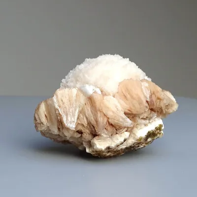 Scolecit auf Stilbit-Druse, 213g, Indien | Minerals-Stones®