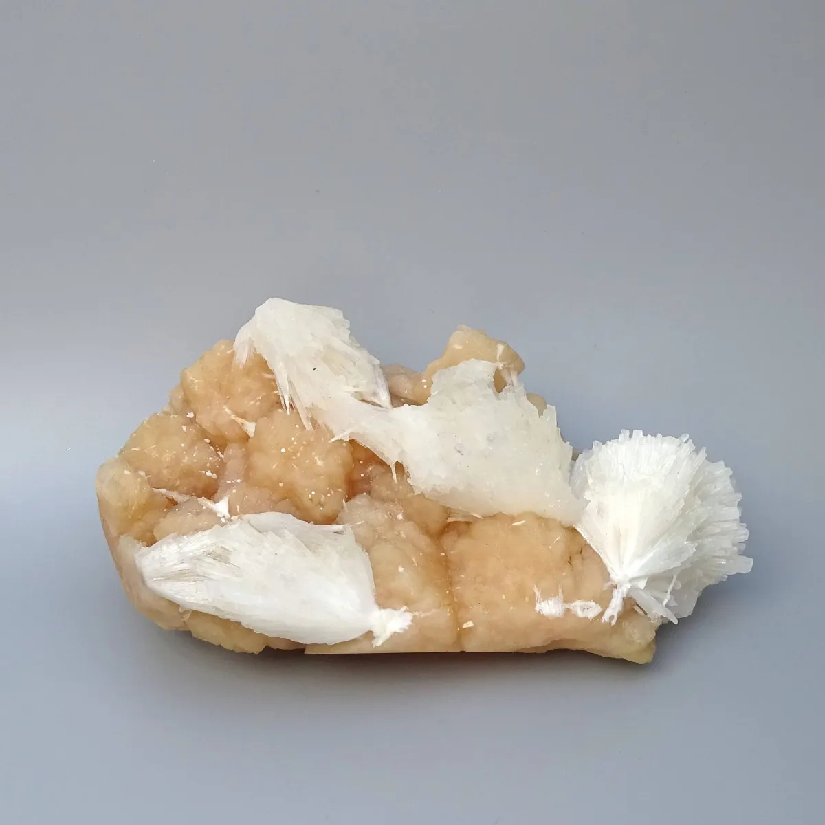 Scolecite on stilbite druse 744g, India | Minerals-Stones®