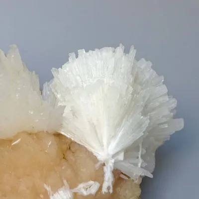 Scolecite on stilbite druse 744g, India | Minerals-Stones®