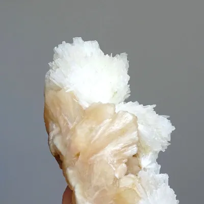 Scolecit auf Stilbit-Druse, 744g, Indien | Minerals-Stones®