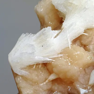 Scolecite on stilbite druse 744g, India | Minerals-Stones®