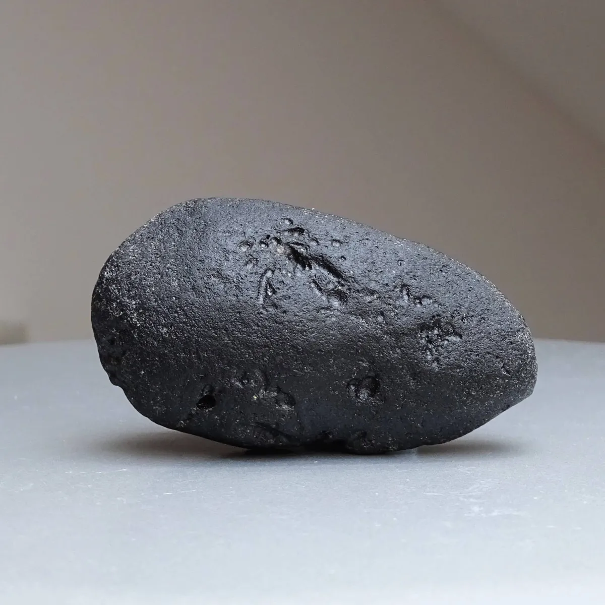 Tektit natürlicher Indocinit 79g, Vietnam  | MINERALS-STONES