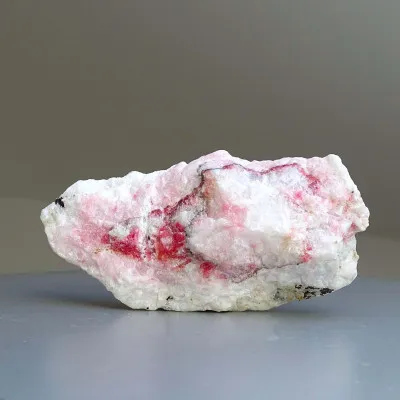 Tugtupit vzácný minerál 141,2g, fluorescence pod UV, Grónsko