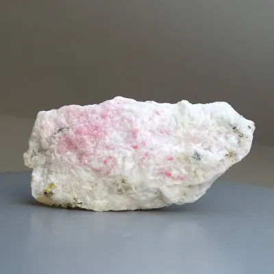 Tugtupit vzácný minerál 141,2g, fluorescence pod UV, Grónsko