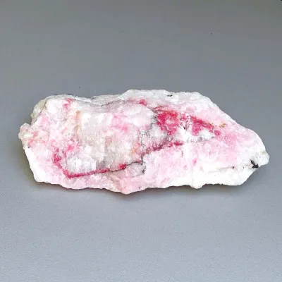 Tugtupit vzácný minerál 141,2g, fluorescence pod UV, Grónsko