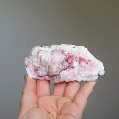 Tugtupit, seltenes Mineral 141,2g, Fluoreszenz unter UV, Grönland