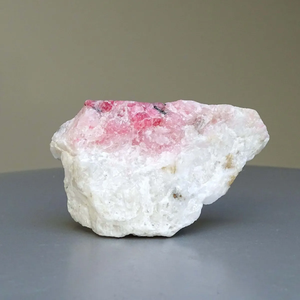 Tugtupit vzácný minerál 35,3g, fluorescence pod UV, Grónsko