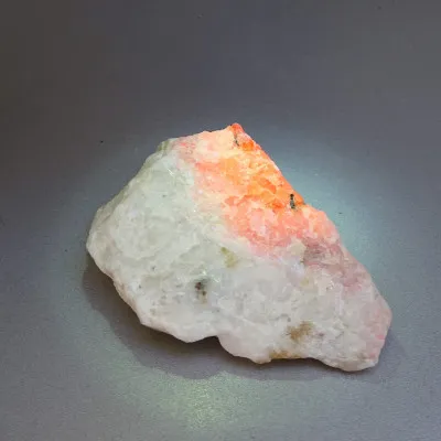 Tugtupit vzácný minerál 35,3g, fluorescence pod UV, Grónsko