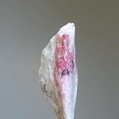 Tugtupit vzácný minerál 35,3g, fluorescence pod UV, Grónsko