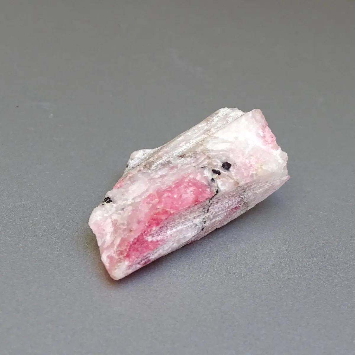 Tugtupit vzácný minerál 19,4g, fluorescence pod UV, Grónsko