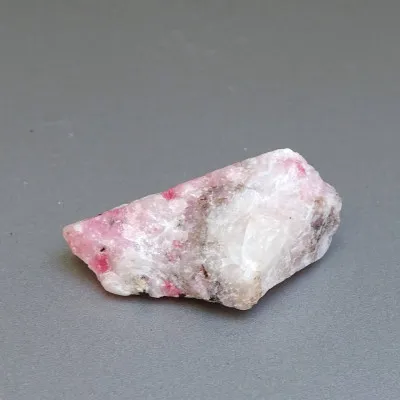 Tugtupit vzácný minerál 19,4g, fluorescence pod UV, Grónsko