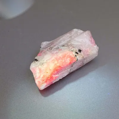 Tugtupit vzácný minerál 19,4g, fluorescence pod UV, Grónsko