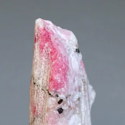 Tugtupit vzácný minerál 19,4g, fluorescence pod UV, Grónsko