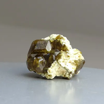 Granát grosulár krystaly v hornině 32,2g, Mali