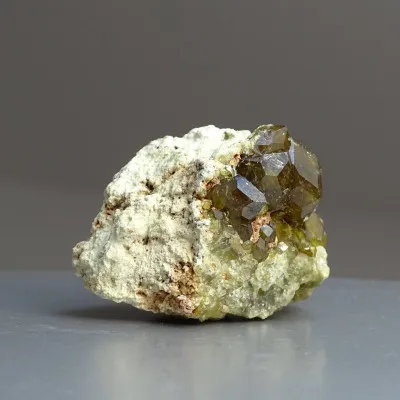 Granat-Grossularkristalle im Gestein 70,8g, Mali | MINERALS-STONES